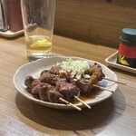 もつ焼 のんき 綾瀬店 - カシラニンニク、ハラミポン酢のハーフ