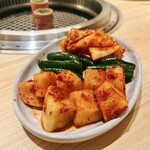 구로게 와규 잇토우가이 야키니쿠 도톤보리 미츠루 소우혼텐 - キムチ盛合せ 879円