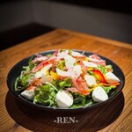 GRINHOUSE Daily dining - 生ハムとモッツァレラチーズのイタリアンサラダ 1,650円