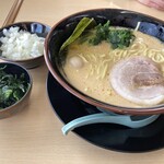横浜家系ラーメン 麺田 - 醤油ラーメン半玉増し、ほうれん草、玉ねぎトッピング