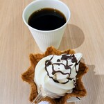 梅菓子本舗松野屋 - コーヒーはセルフマシーンからブレンドを☕️ この梅ソフトが250円は破格です✨✨✨