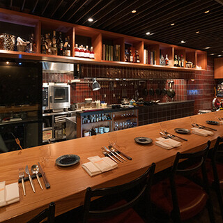 木の温もり溢れるカウンターで、感情を共有するひとときを