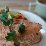 cafe yom pan - サンドプレート(サーモンとクルミ入りクリームチーズ)、サラダ、ラタトゥイユ、スープ、ヨーグルト付き