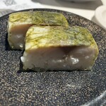 魚べい - サバ押し寿司　サバの身の厚いこと