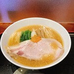 食煅 もみじ - 冬季限定・味噌そば。
      
      味噌が気になりつつ、いつもつけそばにしていたけれど、この日は心を決めてもみじさんへ。
      最近開店前の並びが少なくなったような気がする。
      一回転目で入れるのは有り難い。