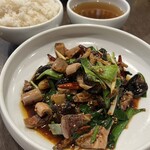 四川 郷土菜 シャンバァロウ - 豚のコブクロとニラのピリ辛炒め