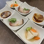 四川 郷土菜 シャンバァロウ - 前菜3種(自家製蒟蒻四川ソース、豚バラ塩漬、水キムチ)