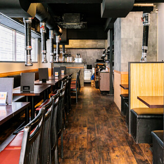 シーン問わず利用できる居心地の良い空間。プレートサービスあり