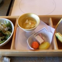 和 みなもと 鎌倉パークホテル - 小鉢２種、かにサラダ、かに豆腐