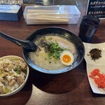 博多豚骨ラーメン ブタになります。 - 料理