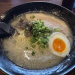 博多豚骨ラーメン ブタになります。 - 料理