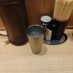 札幌 みその 一期一会 - ドリンク写真:今回は「トロ旨チャーシュー味噌ラーメン味玉入り」1130円をオーダーし、料理が出来上がるまでは冷たい水で喉を潤します。