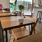 coffee×beer FOR REST - テーブル席　入口直ぐ脇に1人掛け、後は2人掛けです