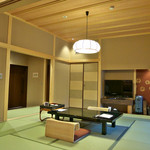 Suisen - 和室の天井も斜めに切ったデザイン。