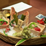 Suisen - 舟盛りは松葉蟹と赤身などのお造り。