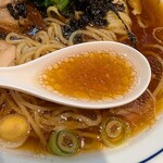 生姜醤油専門 我武者羅 - スープの表情。