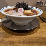 生姜醤油専門 我武者羅 - 生姜醤油ラーメンの器。シンプルな白で、厚みのあるもの。