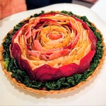 シェ オリビエ - 季節の野菜のタルト、切り分け前