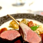 シェ・イノ - 仔羊のロースト　ディジョン風。  美しい哺乳動物の肉。 美しい火入れ。 ディジョンマスタードとバターを乳化させた ソース。 背面には香草パン粉を塗ってカリッと焼き上 げ。 柔らかな仔羊の肉塊が人を優しく獣に変えて いく。 けっこうなポーション。 もうお腹いっぱい。