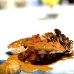 シェ・イノ - オマール海老のアメリケーヌソース。 胃袋に響くような重厚感。 炒めた甲殻類の味噌や殻の甘味と香り。 ブランデーや白ワインを加えて上品で洗練さ れた香りにバターで濃厚なテクスチャー。 「海の旨味」の凝縮体であるアメリケーヌソ ースが深く濃く絡んだ、アスリートのような 筋肉質な肉塊を、ガシッとムシャっと咀嚼す れば、こちらもソースに負けじとワイルドな 旨味が弾け、リビドーが沸き立つ。