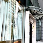 シェ・イノ - 厳かなエントランス。 入店前に思わず、鼻をかんですっきりしときました。 鼻をかみ終えて整ったところでさて、、と思いきや、扉が開いた・・ ということは、鼻かみ終えるまで見られてたってことか？！