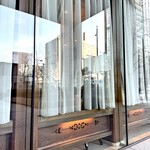 シェ・イノ - 店舗側面。 わずかながらに店内が見えます。 あー、早く食いてー。