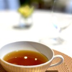 シェ・イノ - 鹿のコンソメ。  寒いこの日、スープが含まれるメニューを目 にすると俄然、飲みたくなる。 がっしりとした骨太なスープ。 なのに清澄。 鹿肉、骨、スジ、香味野菜を煮込み、素材の 旨味を根こそぎ絞り出したよう澄み切った黄 金色。 そしてスパイシー。 液体と液体のマリアージュ。