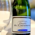 シェ・イノ - 着席後、まずは泡を。 ナニ食べるか、それはあとあと。 じっくり考える前に、まずは飲む。 レストランの嗜みですよ。