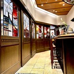 シェ・イノ - 入ってまずはクロークにてダウンジャケットをお預け。 ちゃんとしてますね、、さすがグラメンメゾン。 ここから奥へと進んで、レストランエリアに入ります。