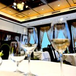 シェ・イノ - 天井が高い店内。 クラシックなグランメゾン。 平日のお昼でも、ぞくぞくと客が入店してきます。 さすが。