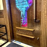 シェ・イノ - 入口も店内もフラット。 車いすにも安心。