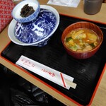 武蔵屋食堂 - 玉子丼と味噌汁（同行者）