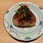 炭火と串焼きと肴 原価酒場 イロ鶏ドリ - 焼きおにぎり明太のせ