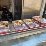 手島商店 - 10:15頃にお弁当2個買って残り5個。