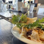 Nogata Gyoza Honten - パクチー添えて