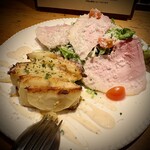 ビストロ ラ テラコッタ - ジャガイモとトリュフの温かいテリーヌ 自家製ジャンボンブランのサラダ