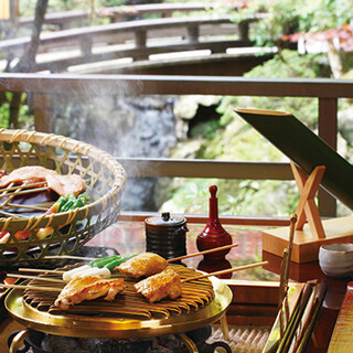 季節で移ろう庭園風景を眺めながら、味わい深い旬の料理を堪能。