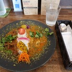 SPICE 7 - 合いがけカレー。左がチキン、右がポーク