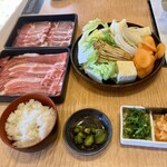 涮涮鍋壽喜燒Dontei 小山店 - 豚ロース二種盛り定食1848円
