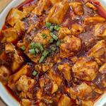 川香苑 本店 - 川香苑の麻婆豆腐は、本場四川の味を楽しめる人気メニュー。花椒の痺れと旨辛さのバランスが良く、コクのある味わいでご飯にもお酒にもよく合います。