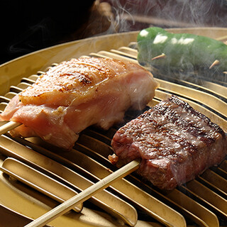 じっくりと香ばしく焼き上げる、いろり炭火焼。