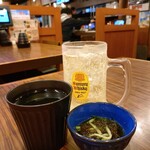 さくら水産 川口東口店 - お通しのもずく酢とハイボールとジャスミンティー(温)