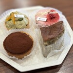 キュームタルト - 左上から時計周りに、ピスタチオ＆オレンジ、赤い果実＆クリームチーズ、アールグレイ・バスクチーズ、ショコラ・スフレ