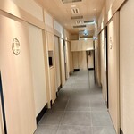 新宿 うしみつ - 清潔感溢れる店内