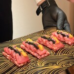 新宿 うしみつ - 和牛と本鮪のユッケドッグ　とろたく仕立て