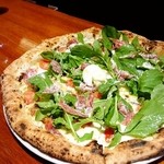 ピッツェリア ダ・アオキ タッポスト - トリュフサラミとオリーブペースト、チェリートマトのピッツァ