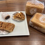 大須ベーカリー - 右手の生食パンがこれまた絶品、半分に切ってトーストするだけで☆☆☆美味しい
