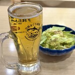 川越鮪魚酒場 - ・シャンディガフとお通しの塩ダレキャベツ