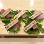 川越鮪魚酒場 - 經典鮪魚拼盤 1人份 780日圓/不含稅
                      (本鮪赤身、腹部油脂、長鰭鮪、肚肉、本鮪油脂塊)