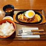 なるみ - 蓋を開けてみた

デミグラスソースには苦味は無い代わりに
トマトの酸味の爽やかさ
生クリームなのか？白さがコク感と酸味を和らげ
脂の旨味感に満ちたハンバーグの
味わいを締めながら食べられ美味しかった♪